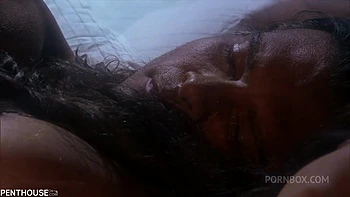 Escrava morena europeia de peitos grandes fodida