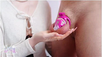 Entrené a mi sumisa en castidad para que se corra al mando