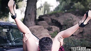 Blonde Cougar Kristen Scott fickt draußen einen gut bestückten Fremden