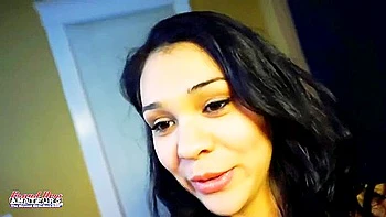 Брюнетка-тинейджерша сосет и дрочит в POV