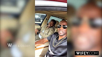 Esposa rubia cachonda follada a dos pollas negras gigantes