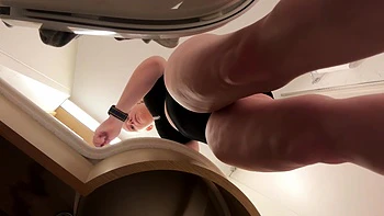 Adolescente blonde aux gros seins surprise nue en caméra cachée