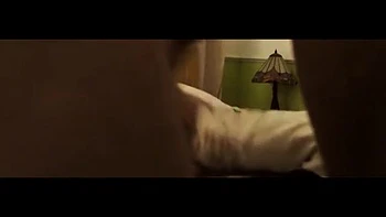 Busige Amateur-Milf zieht aus, lutscht Schwanz und fickt schnell