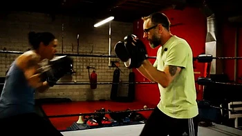 Morena milf lambe e fode ruiva lésbica