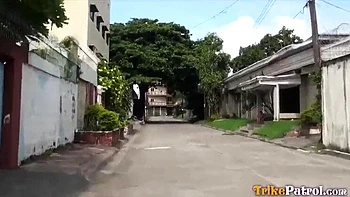 Chatte asiatique baisée fort avec un creampie poilu