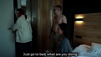 Madrasta e meia-irmã fodem enteado em ménage no hotel