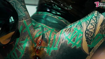 Latex-Lesben Anuskatzz, Miss Flora & Lisa vögeln sich mit Fingern