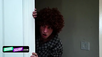 MILFs peitudas fodem o enteado mimado em grupo