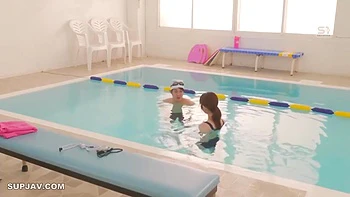 Assessora asiática gostosa fode estudantes em POV com creampie