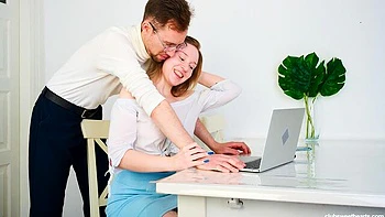 Garota de cabelo longo chupa pica grande e se masturba