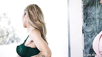 Milfs pulpeuses Capri et Rachael lèchent la chatte en lingerie