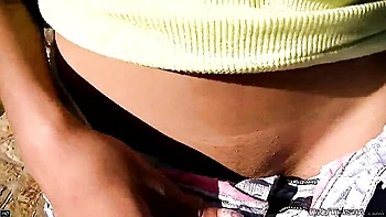 Chica teen se mete los dedos en el culo gemiendo al aire libre