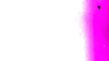 Zierliche asiatische Süße wichst ihre kleinen Titten