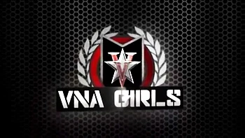 Milf morena Charlee Chase chupa gran polla y traga