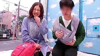 Frau wird Schwanz gezeigt und wild gefickt M3