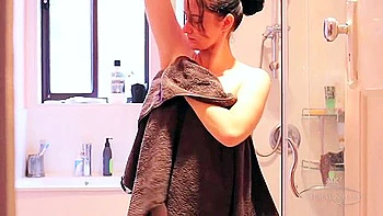 Aeryn Walker duscht – wir spähen zu!