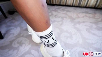 Tgirl mignonne se branle seule