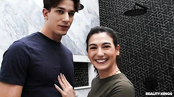 Veronica Rodriguez magrinha chupando pau e fodendo de quatro