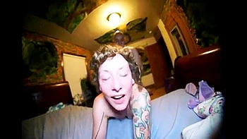 Brünette Milf beim analen Gangbang mit Creampie