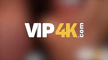 Petite amie asiatique à gros seins trompe Daddy avec un fuck hardcore