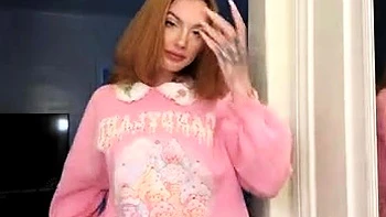 Рыжая тинейджерша Molliganbitch медленно раздевается