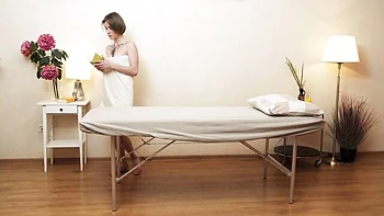 Игривую Азизу с маленькой грудью массируют до оргазма