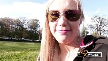 Escena alemana de Lena Nitro follando culo en POV