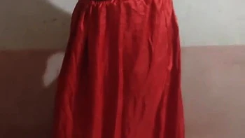 Belle-mère desi à gros seins relève son ghaghra pour se faire baiser