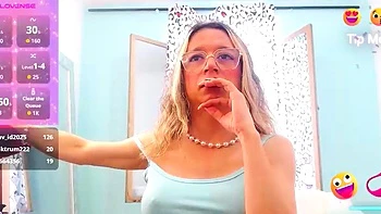 Blondes Babe zeigt sich solo vor der Kamera