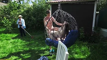 Plan à trois anal en plein air avec ado aux gros seins et vieux regardant