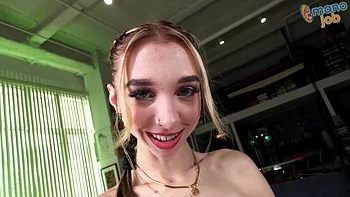 Breezy Bri wichst ab und spritzt ins Gesicht POV