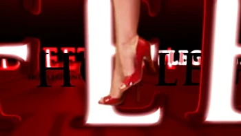 Brünette Milf verwöhnt sich mit sexy Ölmassage in High Heels und Strümpfen