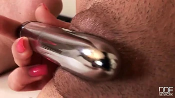 Rubia se masturba con juguetes hasta el orgasmo