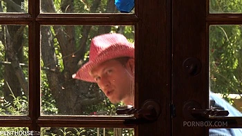 Brune aux gros seins en lingerie baisée hardcore