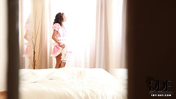 Ungarische Rothaarige hebt Kleid für Solo-Show