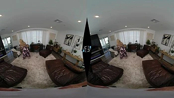 Милфа-порнозвезда с членом в штанах