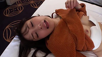 Азиатская любительница с идеальной попой кончает