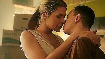 Злата Шайн качает огромные сиськи и задницу в тканевом фетише