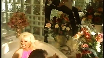 Jill Kelly suce et chevauche une grosse queue