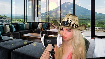 Jeune blonde sexy se montre seule en webcam