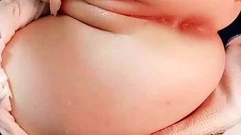 Японская тинейджерша дрочит киску игрушками