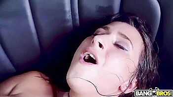 Дикая поездка в лимузине: блондинка и брюнетка в групповой бучаке