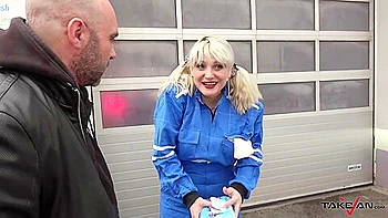 Jeune amateur poilue et ronde suce grosse queue et montre sa chatte