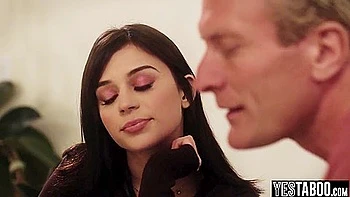 Aria Valencia wird vom Stiefvater mit großem Schwanz hart gefickt