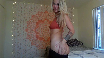 Blonde adolescente se branle aux jouets webcam