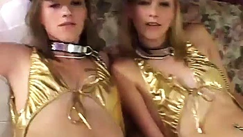 Двойняшки сосут и трахаются в позе раком и миссионерке