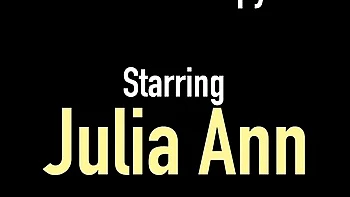 Julia Ann tetona chupa el coño y monta a caballo