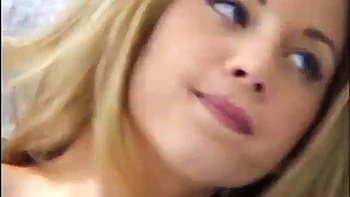 Blonde excitée aux gros seins se fait exploser le visage