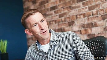 Опытная милфа Кики Дэниэлс трахается с огромным членом