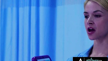 Casey Calvert trío lésbico duro con Sarah y Whitney